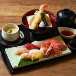 うおまん自慢の海鮮をお寿司で提供。海老と旬野菜の天婦羅をお付けします。
