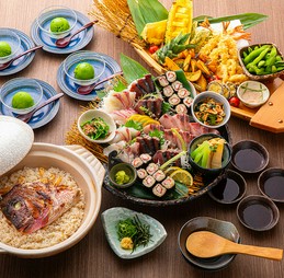 鮮魚のお造りに細巻き、旬菜の小鉢を囲む魚が旨いうおまん自慢のコース料理です。