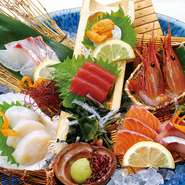 厳選した食材を使用した料理の数々。その日ごとに仕入れる食材が変わるため、何度来店しても楽しめるよう工夫が凝らされています。