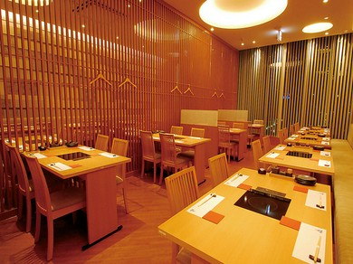 温かみのあるアットホームな店内でくつろぐ