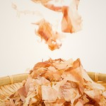 手間と時間をかけ、鰹の旨味を最大限に生かし造られる「本枯節」。うおまんでは、こだわりの鰹節を削りたてでご提供。空気をまとった口溶けの良い鰹節をお楽しみください。