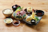 ・お造り三種盛り
・海老と旬野菜の天婦羅
・蒸し物
・ご飯
・赤出汁
・香の物
