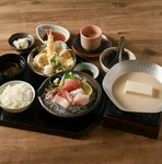 ・美人豆富の豆乳小鍋
・お造り三種盛り
・海老と旬野菜の天婦羅
・茶碗蒸し
・ごはん
・赤出汁
・香の物