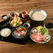 『豚陶板焼きと名物鯛めしコース』です。
