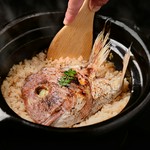 土鍋でじわじわ、米の芯まで熱を伝えてご飯本来の旨味を引き出し、秘伝の出汁で炊き上げます。※ご注文は二人前から承ります。