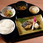 ・まかない丼
・削りたて鰹節のミニうどん
・香の物