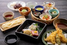お昼限定の特別コース。
お食事会やご会食など、様々なシーンにおすすめです。
