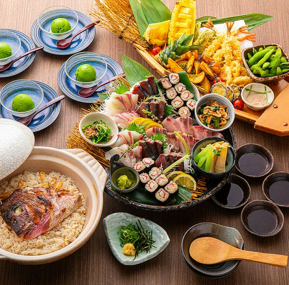 海と山の幸を豪快に盛り込んだ皿鉢で乾杯!旬菜の小鉢を囲む魚が旨いうおまん自慢のコース料理です。