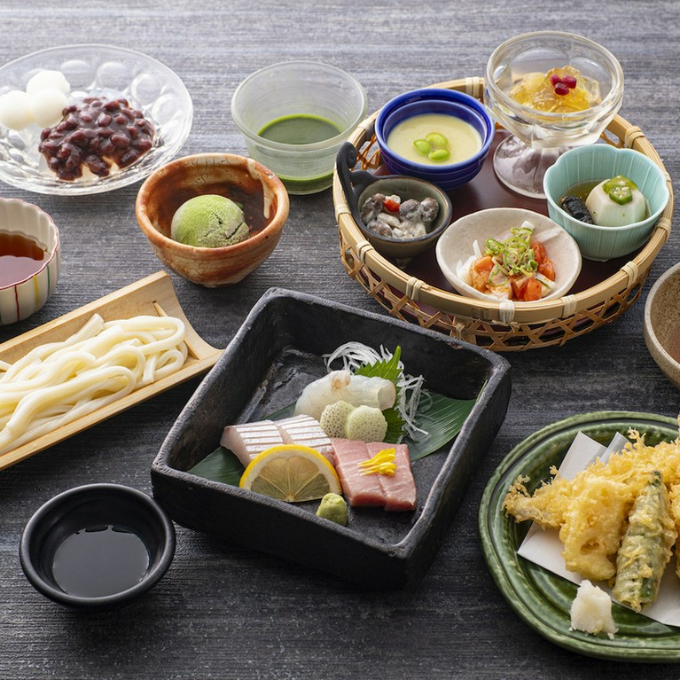 会食・接待・など、大事なお集まりのお食事に。鮮魚のお造りや天婦羅に日吉豚の豆乳小鍋をお付けします。