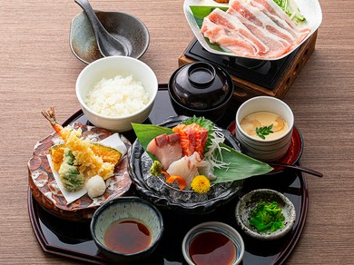 会食・接待・など、大事なお集まりのお食事に。鮮魚のお造りや天婦羅に日吉豚の豆乳小鍋をお付けします。