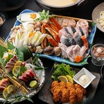 出汁にも拘りの詰まった海鮮が贅沢にお愉しみ頂けるコース♪てっさと焼き蟹、魚介が具沢山の絶品鍋に舌鼓！