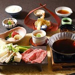 海と山の幸を豪快に盛り込んだ皿鉢で乾杯！旬菜の小鉢を囲む魚が旨いうおまん自慢のコース料理です。