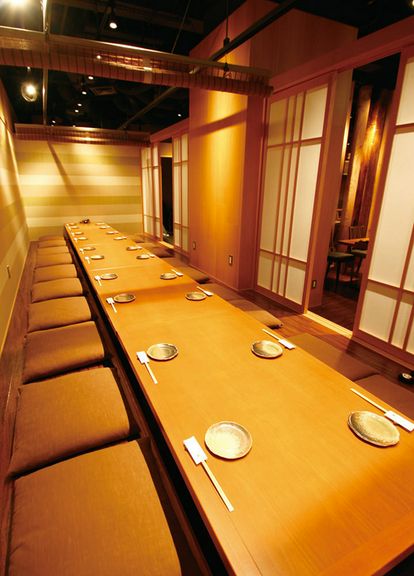 座敷もある店内で、仲間や家族と寛ぎのひとときを