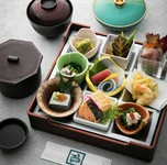 ◆季節の彩り小鉢九種
・本日 日替わり一品
・和風ローストビーフ
・お造り
・焼き魚
・和え物
・黒胡麻豆腐
・季節の揚げ物
・煮物
・抹茶わらび餅
◆茶碗蒸し
◆ちりめん御飯
◆味噌汁