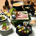 日本三大和牛の近江牛のすき鍋をリーズナブルな価格でお召し上がりいただける贅沢御膳。