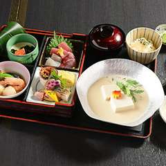 新鮮な造里を盛り込んだ松花堂弁当に、大豆の風味が豊かな美人豆腐をうおまん秘伝の豆乳鍋で。