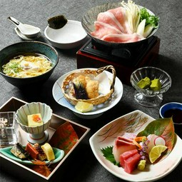 近江牛のすき焼き鍋をリーズナブルな価格で。
お昼の接待や仲間内のお食事まで幅広くご利用いただけます。