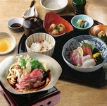 夏の風物詩『鱧』をお召し上がりいただける贅沢会席。
活〆鱧を相性のいい淡路玉葱とご堪能ください。