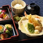 市場直送の新鮮な造里を盛り込んだ松花堂弁当に季節の天婦羅。
お仲間うちの会食やお昼の接待に最適です。