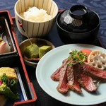 新鮮な造里を盛り込んだ松花堂弁当に柔らかい赤身の和風ステーキ。
お昼の会食は勿論夜のお食事としても。