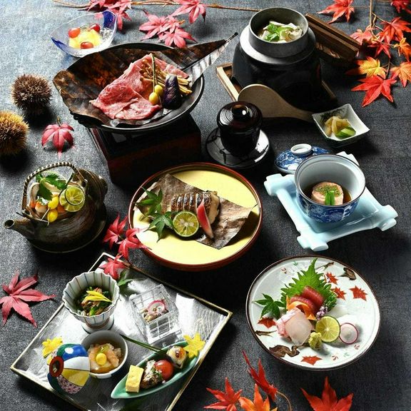 日本三大和牛と称される「近江牛」を特製の豆乳出汁で味わう贅沢な御膳です。