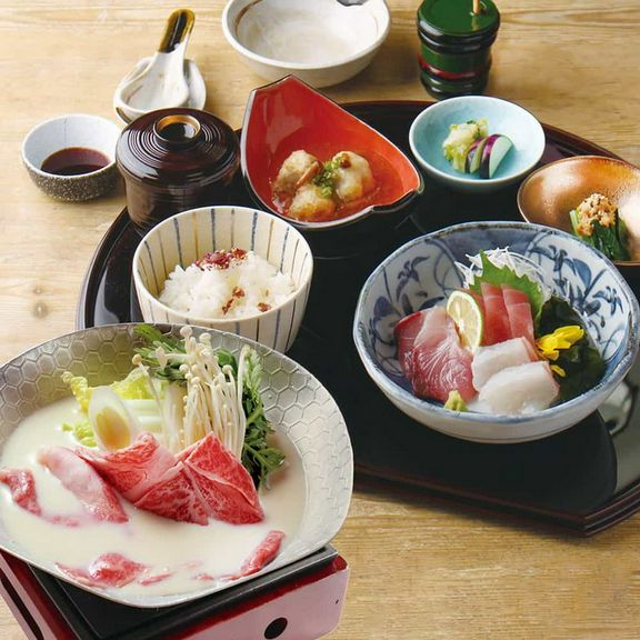 日本三大和牛と称される「近江牛」を特製の豆乳出汁で味わう贅沢な御膳です。