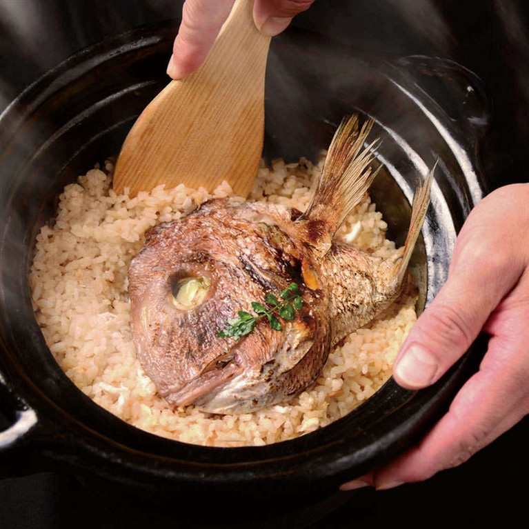 名物！信楽釜で炊く鯛御飯