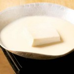 厳選された北海道産大豆とにがりで作った自家製豆腐を、身体想いの重曹が入ったうおまん特製の豆乳出汁で煮ております。
出汁には豆腐をふわふわに溶かしていく作用があり、変化する豆腐の食感と出汁の味は格別。