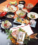 思い出を彩る優雅なお席に華をそえるお料理。ご両家のお慶びを細やかな心遣いでお手伝いさせて頂きます。