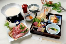 接待やご家族、友人との集まりに。丹精込めた「うおまんの松花堂と近江牛の豆乳鍋」をお楽しみ下さい。