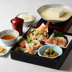 豆乳出汁のまろやかな旨みが際立つ美人豆富を添えた、春の松花堂御膳。