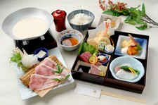 日吉豚の旨みを豆乳出汁でやさしく味わう豆乳小鍋を添えた、春の松花堂御膳。