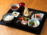 鮪と旬魚のお造里に、筍や蕗を用いた焚合、旬魚の味噌漬け焼きと出汁巻き、海老と季節野菜の天婦羅まで。