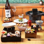 日本三大和牛「近江牛」の豆乳鍋又はすきしゃぶがメイン。接待や会食でお楽しみいただけます。