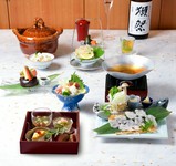 夏の味覚・鱧を主役に、涼やかな前菜や鱧の湯引きなど、夏の滋味を五感で堪能いただける会席です。