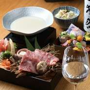 京都丹波の「日吉豚」の豆乳鍋又はすきしゃぶがメイン。接待や会食でお楽しみいただけます。