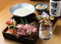 日本三大和牛「近江牛」の豆乳鍋又はすきしゃぶがメイン。
接待や会食でお楽しみいただけます。