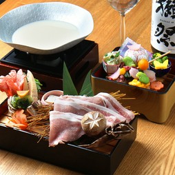京都丹波の最高の環境で育った、旨味たっぷりの肉質と脂身が特長の「日吉豚」の豆乳鍋がメイン。