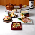 季節の彩りと日本の味覚を活かしたミニ会席料理です。メインは、ブランド豚の京都日吉豚を使用した豆乳鍋。