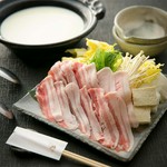 日吉豚の旨みを豆乳出汁でまろやかに味わう、春限定の大皿コース。