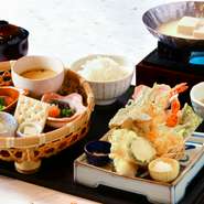 接待やご家族、ご友人との集まりに。
職人が丹精込めた「うおまんの籠盛りと豆乳出汁の美人豆富」をお楽しみ下さい。