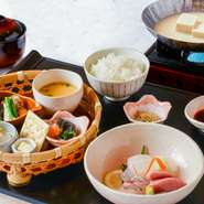 接待やご家族、ご友人との集まりに。
職人が丹精込めた「うおまんの籠盛りと豆乳出汁の美人豆富」をお楽しみ下さい。