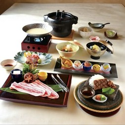 京都丹波産のブランド豚「日吉豚」をメインに据え、秋の味覚を楽しむ贅沢な会席コースです。