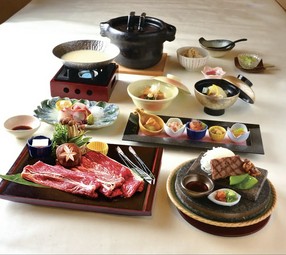 秋の味覚を堪能できる豪華な会席コースです。秋らしい食材を華やかに盛り込んだ繊細な味わいが楽しめます。