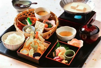 造里、天婦羅、籠盛り合わせ、豆乳出汁の美人豆富など満足いただける内容となっております。