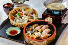 接待やご家族、ご友人との集まりに。
職人が丹精込めた「籠盛りと豆乳出汁の美人豆富」をお楽しみ下さい。