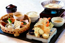 天婦羅、籠盛り合わせ、豆乳出汁の美人豆富など満足いただける内容となっております。