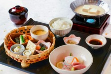 接待やご家族との集まりに。
職人が丹精込めた「うおまんの籠盛りと豆乳出汁の美人豆富」をご堪能下さい。