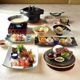 旬の海鮮と京食材を贅沢に使い、多彩な和え物や選べる焼物、小鍋まで味わえる冬の彩り会席です。