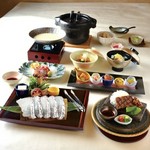 旬の味覚と高級食材を織り込み、選べる焼物や鯛すきしゃぶ小鍋まで堪能できる贅沢会席です。